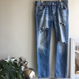 American Eagle tomgirl ripped light wash jeans